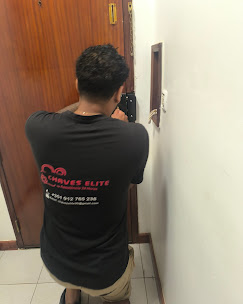 Técnico Chaves Elite a trabalhar numa porta